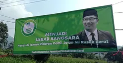 Kritik Jalan Rusak, Warga Garut Pasang Spanduk Ridwan Kamil dengan Tulisan Ini!