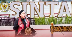 Berkah Ramadan, Puan Maharani Serahkan Ribuan Paket Sembako bagi Tenaga Honorer di Lingkungan DPR RI
