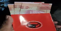 Viral ! Aksi Bagi-bagi Amplop Berlogo PDIP PadaJemaah Salat Tarawih di Sumenep, Bawaslu: Kami Tindak Lanjuti