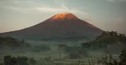 Tak Senonoh! Bule Rusia Buka Celana Saat Mendaki di Gunung Agung, Warga dan Gubernur Bali Auto Ngamuk: Warning