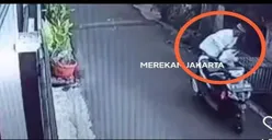 Seorang Pria Maling Bebek dengan Santuy, Warganet Justru Soroti Motor dan  Sarung yang Dikenakan Pelaku