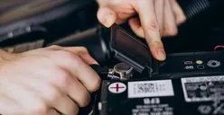 Jangan Bingung! Ini Langkah Cara Mengisi Air Aki Mobil dengan Mudah