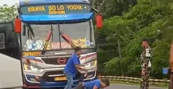 Viral Video Sopir Bus Dihukum Push Up Oleh Anggota TNI, Netizen Indonesia Berikan Pujian
