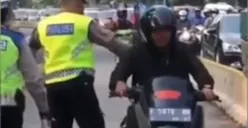 Viral Video Pengendara Motor Celana Loreng Tak Ditilang Polisi Saat Lewat Jalur Busway, Tuai Komentar Netizen!
