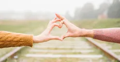5 Tanda Seseorang Jatuh Cinta Sama Kamu dari Tatapan Matanya