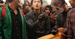 Ikut Demo Tolak UU Cipta Kerja, Jefri Nichol Lempar Tikus Mati dan Payung Hitam di Depan Gedung DPR RI