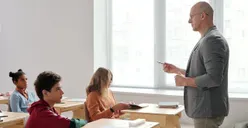 Masa Depan Lulusan Sarjana Pendidikan Bisa Jadi Apa? Intip 5 Prospek Karir Penyandang Gelar S.Pd. di Sini