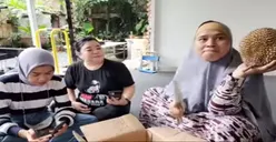 Rayakan Vonis Tipis Terpidana Richard Eliezer, Irma Hutabarat Undang Para Eliezer Angels untuk Pesta Durian   