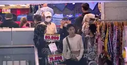 Lebaran Mendekat, Omzet Meningkat: Pedagang Pasar Tanah Abang Bisa Jual Ratusan Gamis Sehari!