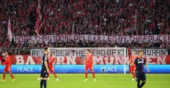 Fans Bayern Munchen Kibar Spanduk Tragedi Kanjuruhan di Tribun, Sebut Polisi Indonesia Pembunuh