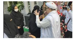 Sambutan Meriah Habib Rizieq saat Tiba di Petamburan, Cium Anak, Istri dan Menantu