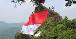 Menyambangi Goa Soekarno dan Pengibaran Bendera Merah Putih di Puncak Situs Gunung Munara
