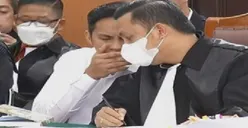 Momen Bisik-Bisik Richard Eliezer dengan Penasehat Hukum Ronny Talapessy saat Persidangan