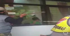 Video 25 Detik Warga dan Aparat Dobrak Rumah Majikan di Bandung Menegangkan,   ART Rohimah  Keluar Penuh Lebam