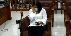 Putri Candrawathi Menghapus Air Mata dari Samping Saat Sidang, Pakar Ekspresi Sebut Istri Ferdy Sambo Begini!