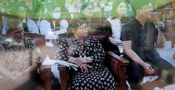 Momen Manis Adik Brigadir J Saat Sang Ibu Luapkan Emosi di Persidangan, Tak Henti-hentinya Menggenggam Tangan