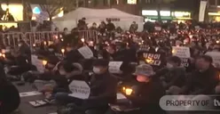 Doa Bersama Tragedi Itaewon, Ribuan Warga Duduk Menyalakan Lilin di Seoul