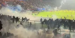 Laga Derbi Jatim Arema FC VS Persebaya di Stadion Kanjuruhan Tewaskan 127 Orang 2 di Antaranya Polisi