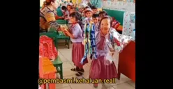 Bocah Ini Dikeluarkan dari Barisan, Diduga karena Hadiah untuk Sang Guru Paling Kecil Hingga Tuai Pro Kontra