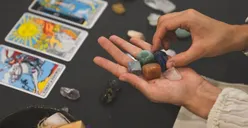 Ramalan Tarot Jumat 26 Agustus 2022: Virgo Diterpa Godaan, Pisces Dapat Masalah