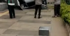 Kecelakaan Tunggal Depan Pintu Masuk Polda, Sedan Tabrak Taman dan Terbalik
