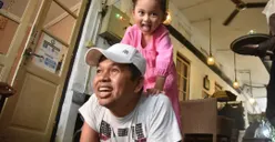 Pulang Sidang Cerai, Dedi Mulyadi Naik Angkot, Bantu Supir Bayar Setoran untuk Istri