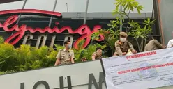 Satpol PP Jaga 4 Gerai Holywings di Jakarta Utara Usai Penyegelan Serentak, Larang Segala Aktivitas