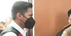Ketemu di Sidang, Bharada E Sujud dan Cium Tangan Orang Tua Brigadir J