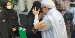 Bebas Bersyarat Hari Ini, Kepulangan Rizieq Shihab Disambut Keluarga