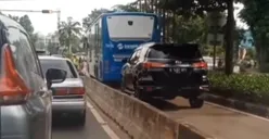 Polisi Tilang dan Cabut STNK Toyota Fortuner yang Melintas di Jalur Transjakarta