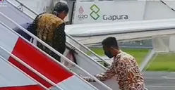 2 Kali, Jokowi Pegangi Orang Hampir Jatuh saat Naik-Turun Tangga