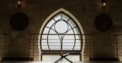 Wanita Ini Ditangkap Polisi Usai Meletakkan Kepala Babi di Depan Pintu Masjid