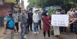 Warga di Tangerang Protes Jalan Rusak, Bawa Poster ‘Selamat Datang di Wisata 1000 Lubang’