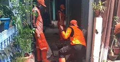 Cegah Luapan Genangan Air, 10 Petugas PPSU Kelurahan Makasar Jakarta Timur Bersihkan Saluran Air