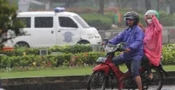 Sediakan Payung, Jakarta Selatan dan Jakarta Timur Diguyur Hujan dan Petir