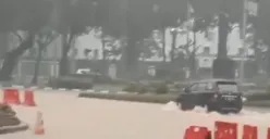 Hujan Minggu Pagi, Jalan Depan Istana Negara Terendam Banjir