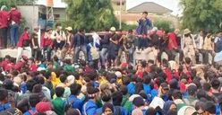 Mahasiswa di Malang Dobrak Gerbang DPRD, Polisi Tembakkan Water Cannon