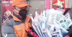 Romantis di Tengah Corona, Kekasih Berikan Buket Masker Saat Valentine