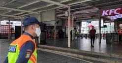 Pembatasan KRL, Penumpang Menginap di Stasiun Manggarai