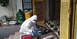 Tim Medis Covid-19 Evakuasi WNA Pingsan Mendadak di Klinik Prodia Tebet
