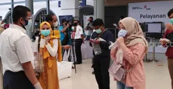 Mulai Berlaku Hari Ini, Calon Penumpang Antre Tes GeNose di Stasiun Senen