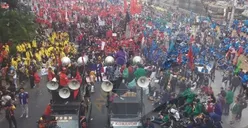 Mulai Panas, Mahasiswa Rusak Kawat Berduri di Jalan Medan Merdeka Barat
