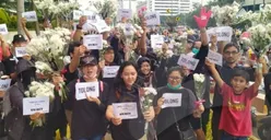 Minta Jokowi Batalkan RUU, Pegawai KPK Bagikan Bunga di CFD
