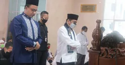 Anies Bawa 2 Anaknya Salat Jumat di Masjid Fatahillah Balai Kota