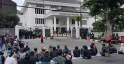 Massa Aksi Unjuk Rasa Mulai Berdatangan ke Gedung DPRD Provinsi Jawa Barat