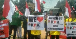 Dukung DPR Revisi UU KPK, Massa Berpakaian Daerah Bagikan Bunga di Patung Kuda