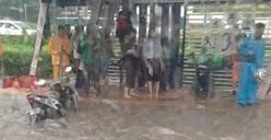 Jalan Depan Plaza Senayan Tergenang, Nitizen Sindir Lem Aibon dan Diskotek Colosseum