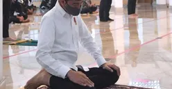 Jokowi Kenakan Masker Hitam Saat Salat Jumat