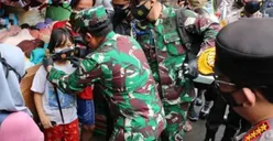 Tinjau Prokes Covid-19 di Pasar Jatinegara, Panglima TNI dan Kapolri Bagi 10 Ribu Masker