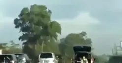 Video Viral! Bikin Konten Video, Pintu Belakang Mobil Tak Ditutup saat Melaju di Tol. Pengendara Ditilang Polisi